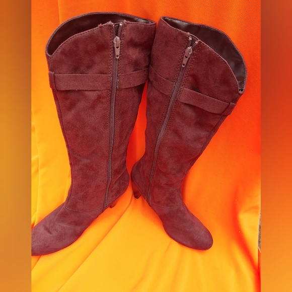 ✨ Luxurious, Low Heel✨Predictions Brown Faux Suede Stacked Heel Boots 8M - Picture 3 of 4